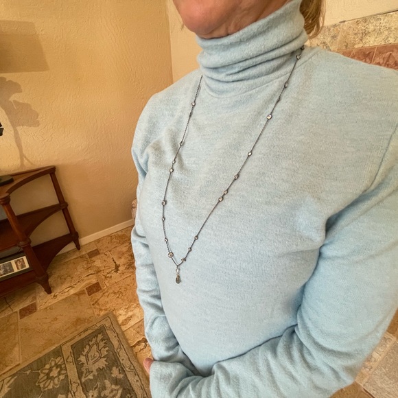 Five pieces of jewelry. One bracelet and four necklaces. - Picture 10 of 13